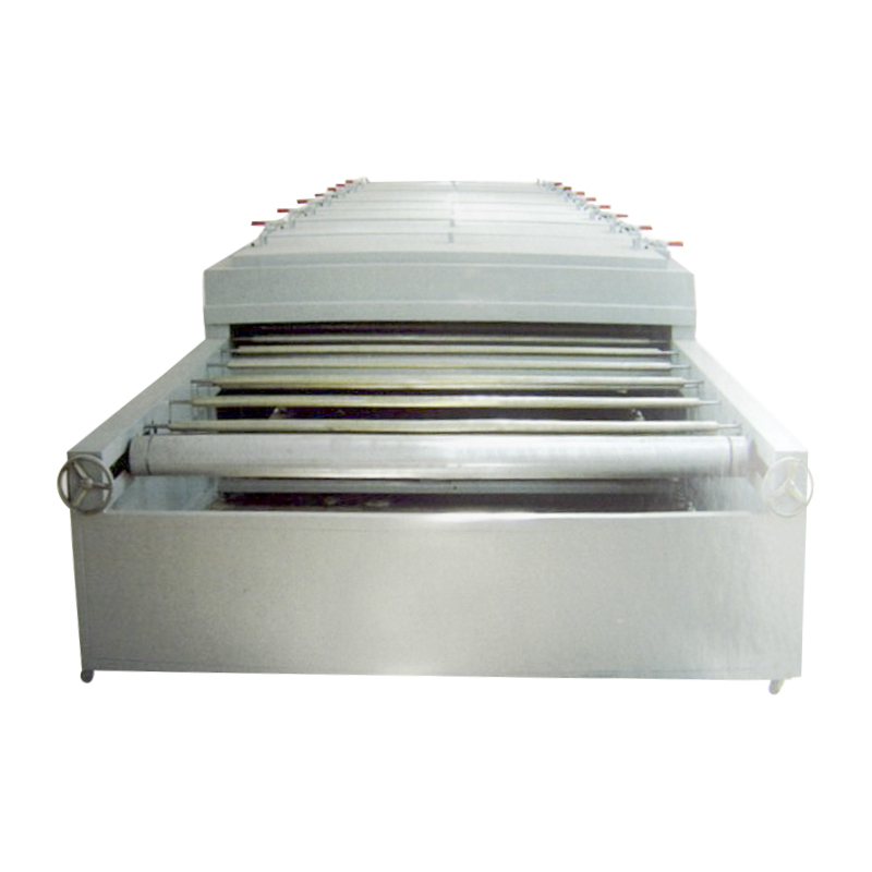 Sušiaci tunel v peci z farebného krištáľového skla